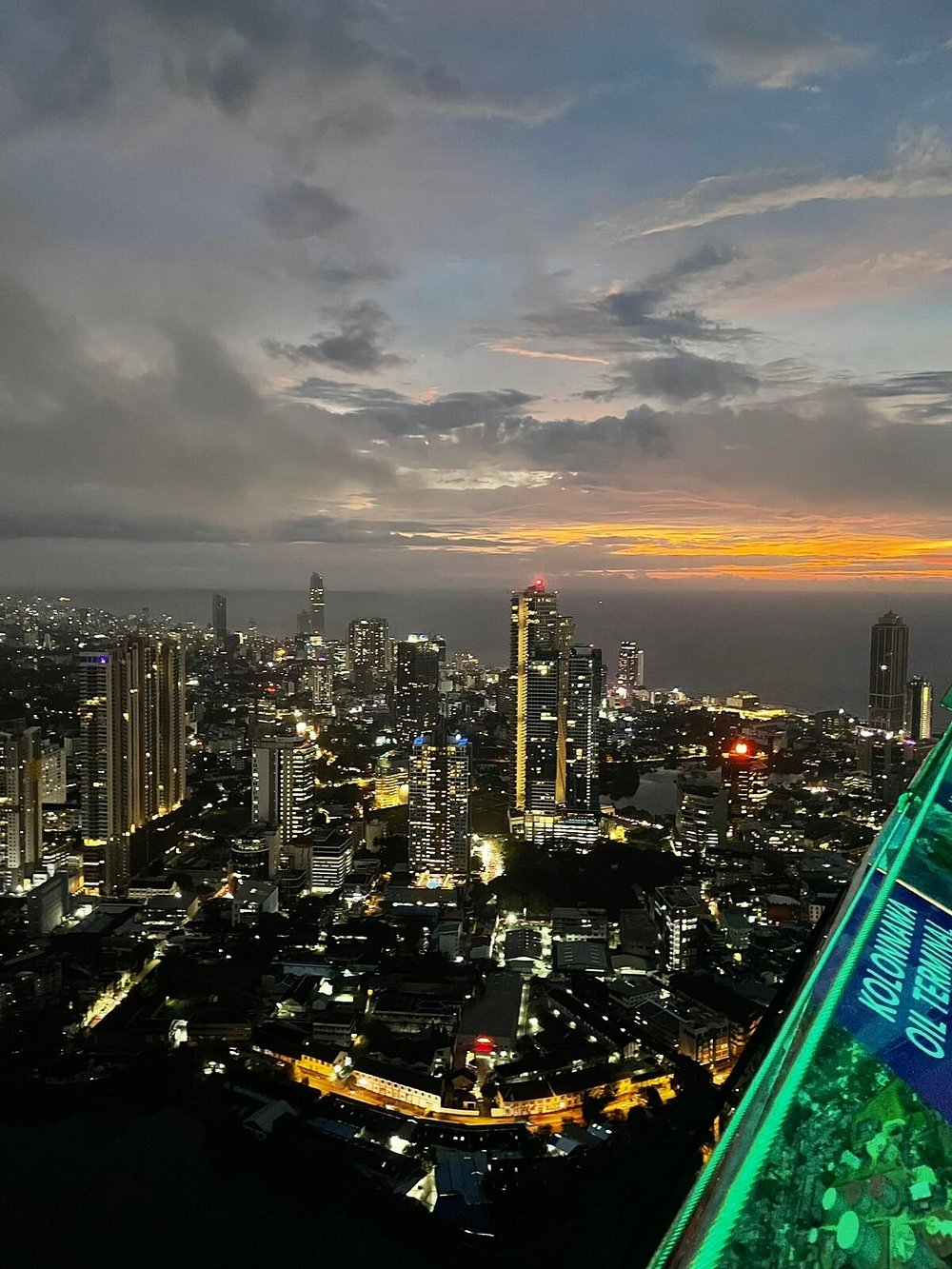 Colombo: Lotus Tower Experience with Lunch or Dinner Buffet