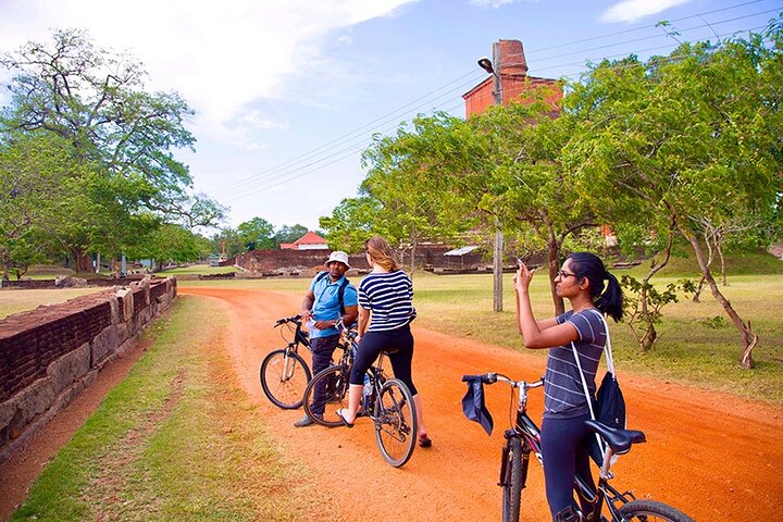 Polonnaruwa: All Inclusive Ancient City Guided Cycling Tour
